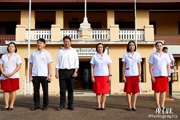 คณะกรรมการบริหารภายในโรงเรียนแสดงความยินดีกับนักเรียนที่ได้รับรางวัลการแข่งขัน ศิลปหัตถกรรมนักเรียน ปีการศึกษา 2567