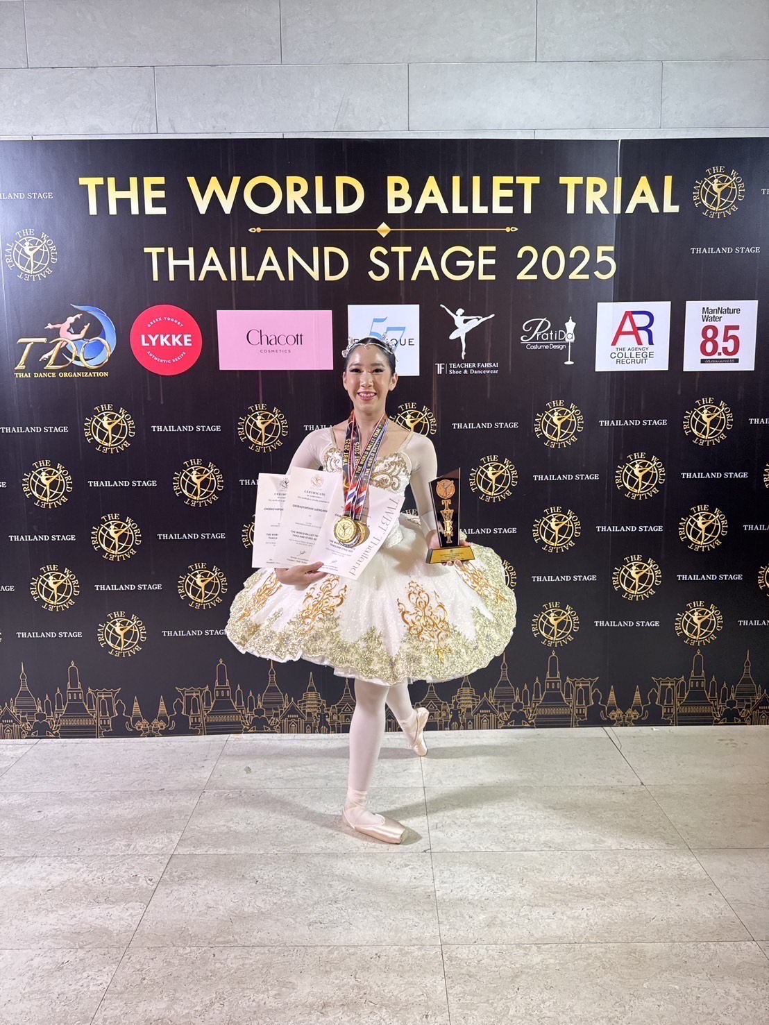 น.ส.จิรัศยาภรณ์ เหลืองอร่าม  ม.5.4 ชนะเลิศอันดับ 1 เหรียญทอง Lyrical (Junior) เหรียญทอง Contemporary (Junior) เหรียญเงิน Ballet Repertoire (Junior) * ทุนเพื่อเข้าแข่งขันเต้นระดับนานาชาติ Douro Dance Award 2025 ณประเทศโปรตุเกส 88 7-day unlimited voucher  เพื่อเข้าคลาสเรียน barre work  ผู้คว้ารางวัลจากเวทีนานาชาติ The World Ballet Trial:Thailand Stage2025 (TWBT2025)  ณ โรงละครอักษรา คิงพาวเวอร์
