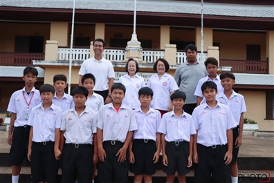 นางอรนารถ ฟูญาติ ผู้อำนวยการโรงเรียนเชียงรายวิทยาคม ชื่นชมความสามารถของนักเรียน และ ครูสาระพลศึกษาที่นำนักเรียนเข้าร่วมการแข่งขันฟุตบอล Singha Junior Cup ครั้งที่ 26 
