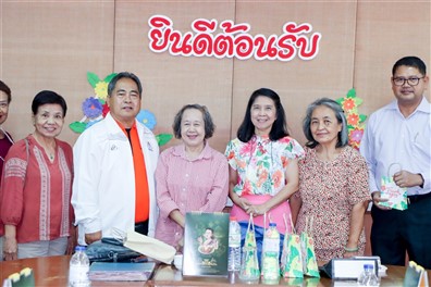 ศจ.ดร.ศิริรัตน์ ปุสุรินทร์คำ ผู้แทนผูัรับใบอนุญาต ประธานกรรมการบริหารโรงเรียน พร้อมด้วยคณะให้การต้อนรับ นางสาวปานจิต ปินตา ผู้จัดการโรงเรียนฯ และ นางอรนารถ ฟูญาติ  ผู้อำนวยการโรงเรียนฯ  โอกาสรับตำแหน่งใหม่   ปฏิบัติหน้าที่ ปีการศึกษา 2568   ณ ห้องประชุม 1 อาคารอำนวยการ