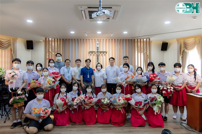 นางอรนารถ ฟูญาติ ผู้อำนวยการโรงเรียนเชียงรายวิทยาคม พร้อมด้วยตัวแทนครู นักเรียน นำช่อดอกไม้มอบให้ โรงพยาบาลโอเวอร์บรุ๊ค เพื่อที่ทางโรงพยาบาลจะได้นำไป  เยี่ยมผู้ป่วยต่อไป 