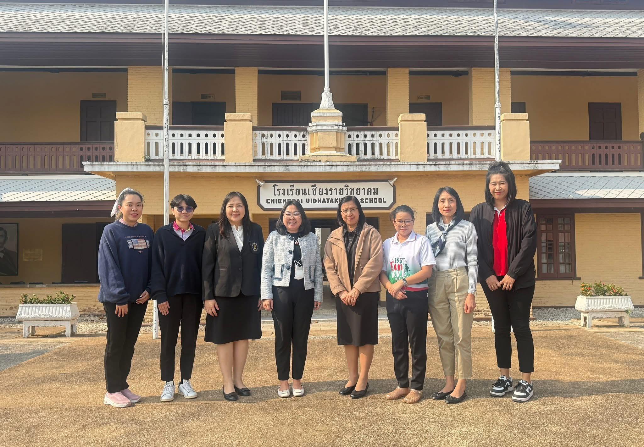 นางสาวธัญญ์นรี บุญธรรม ผู้อำนวยการหน่วยตรวจสอบภายใน พร้อมด้วยคณะกรรมการการตรวจติดตามและกำกับการใช้จ่ายเงินอุดหนุนของโรงเรียนเอกชนในระบบ ประจำปีการศึกษา 2566 เพื่อติดตาม กำกับดูแลมาตราฐานด้านความโปร่งใสและหลักธรรมาภิบาลในการจัดการศึกษาของโรงเรียนเอกชน ตามคำสั่งสำนักงานศึกษาธิการจังหวัดเชียงราย ที่ 39/2568 เรื่อง แต่งตั้งคณะกรรมการการตรวจติดตามและกำกับการใช้จ่ายเงินอุดหนุนของโรงเรียนเอกชนในระบบ ตรวจติดตามโรงเรียนเชียงรายวิทยาคม อำเภอเมืองเชียงราย จังหวัดเชียงราย