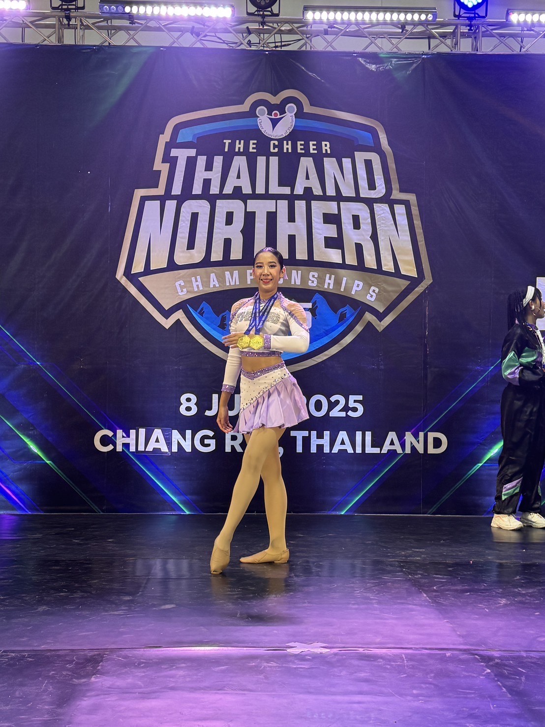 น.ส.จิรัศยาภรณ์ เหลืองอร่าม ชั้นม5.4 ตัวแทนจากสถาบัน เดอะคิดเชียงราย ได้เข้าร่วมการแข่งขันกีฬาเชียร์ชิงแชมป์ภาคเหนือ ครั้งที่ 4 จังหวัดเชียงราย จัดโดย สมาคม กีฬาเชียร์แห่งประเทศไทย CAT เมื่อวันที่ 8 มิถุนายน 2568 ณ ศูนย์ประชุมนครเชียงราย 🥇รางวัลชนะเลิศเหรียญทอง Junior Jazz Double 15-18 🥇รางวัลชนะเลิศเหรียญทอง Junior Pom Double 15-18